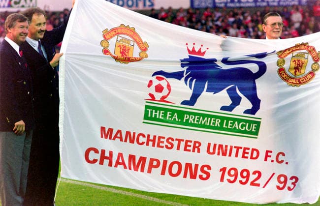 930818 Football, Premier League 1993-1994, Manchester United, ManU - Sheffield United: Manchester United manager Alex Ferguson with a championship banner for the last season. Photo: BILDBYRAN D165_01 D165_01 scanx football fotboll soccer Premier League Manchester United Sheffield United england season 1993-1994 1993-94 1993 94 1993 august 18 bbeng dia Copyright: BILDBYRAN BB930818BB052