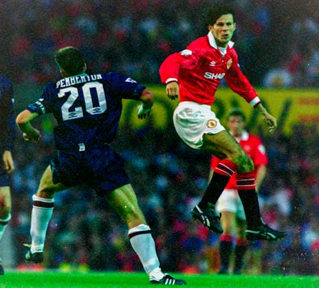 930818 Football, Premier League 1993-1994, Manchester United, ManU - Sheffield United: Ryan Giggs of Manchester United against John Pemberton of Sheffield United. Photo: BILDBYRAN D165_01 D165_01 scanx football fotboll soccer Premier League Manchester United Sheffield United england season 1993-1994 1993-94 1993 94 1993 august 18 bbeng dia Copyright: BILDBYRAN BB930818BB056