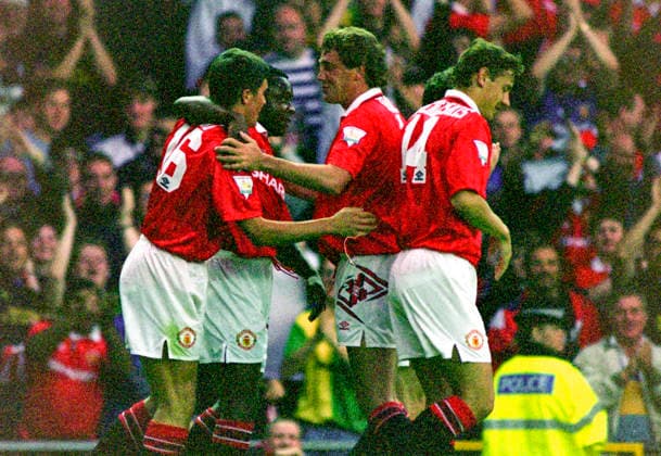 930818 Football, Premier League 1993-1994, Manchester United, ManU - Sheffield United: Goalscorer Roy Keane (far left) of Manchester United is congratulated by Paul Parker, Steve Bruce and Andrei Kanchelskis. Photo: BILDBYRAN D165_01 D165_01 scanx football fotboll soccer Premier League Manchester United Sheffield United england season 1993-1994 1993-94 1993 94 1993 august 18 bbeng dia Copyright: BILDBYRAN BB930818BB057