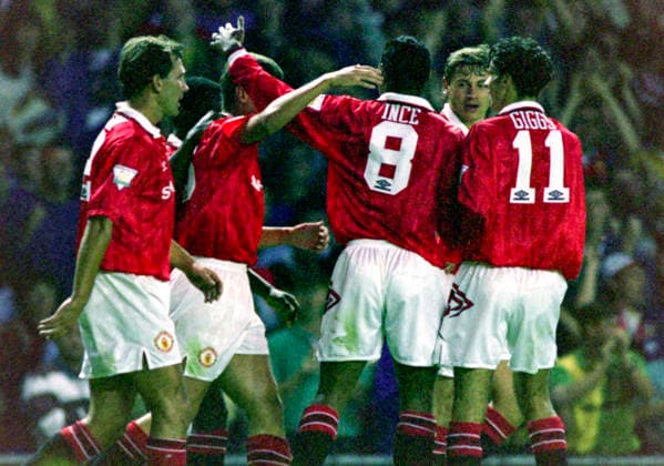 930818 Football, Premier League 1993-1994, Manchester United, ManU - Sheffield United: Goalscorer Roy Keane (2nd left) of Manchester United is congratulated by Bryan Robson, Paul Ince, Andrei Kanchelskis and Ryan Giggs. Photo: BILDBYRAN D165_01 D165_01 scanx football fotboll soccer Premier League Manchester United Sheffield United england season 1993-1994 1993-94 1993 94 1993 august 18 bbeng dia Copyright: BILDBYRAN BB930818BB067