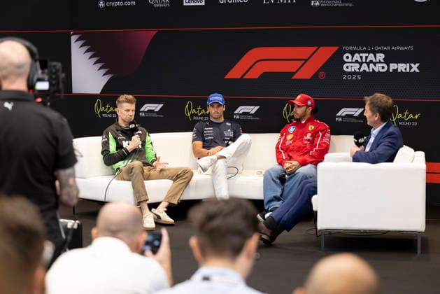 Formula 1 Qatar Airways Qatar Grand Prix 2025 Alexis Perrin OVERTAKE MAXPPP - Lusail 27 11 2025 55 SAINZ Carlos (esp), Atlassian Williams Racing, portrait, 27 HULKENBERG Nico (ger), Stake F1 Team KICK Sauber, portrait, 44 HAMILTON Lewis (gbr), Scuderia Ferrari HP, portrait press conference, PK, Pressekonferenz at the Formula 1 Qatar Airways Qatar Grand Prix 2025, the 23rd round of the 2025 FIA Formula 1 World Championship, WM, Weltmeisterschaft at the Lusail International Circuit in Lusail, Qatar, from 27 to 30 November 2025 Lusail Lusail International Circuit Qatar Copyright: xOVERTAKE MAXPPPxAlexisxPerrinx OVT202511275428 OVT202511275428
