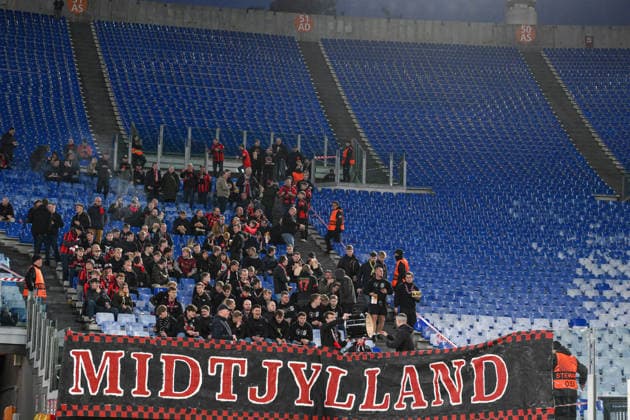 Midtjylland s fans wave a flag before kick-off during the match Uefa Europa League Championship between A.S. Roma and Midtjylland at the Olimpico Stadium on Nov 27, 2025 in Rome, Italy. during AS Roma vs FC Midtjylland, Football Europa League match in Rome, Italy, November 27 2025  Copyright: xRobertoxRamaccia IPAxSportx xipa-agency.netx xx IPA_68442326 IPA_Agency_IPA68442326