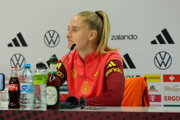 27.11.2025, xgrfx, Fussball DFB Medientermine, DFB Deutsche Frauennationalmannschaft - Training v.l. Janina Minge (Deutsche Frauennationalmannschaft) (DFL DFB REGULATIONS PROHIBIT ANY USE OF PHOTOGRAPHS as IMAGE SEQUENCES and or QUASI-VIDEO) Frankfurt am Main