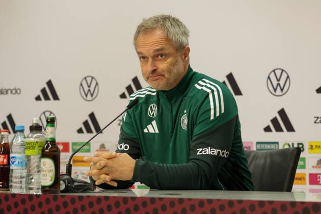 27.11.2025, xgrfx, Fussball DFB Medientermine, DFB Deutsche Frauennationalmannschaft - Training v.l. Christian Wück (Deutsche Frauennationalmannschaft) (DFL DFB REGULATIONS PROHIBIT ANY USE OF PHOTOGRAPHS as IMAGE SEQUENCES and or QUASI-VIDEO) Frankfurt am Main