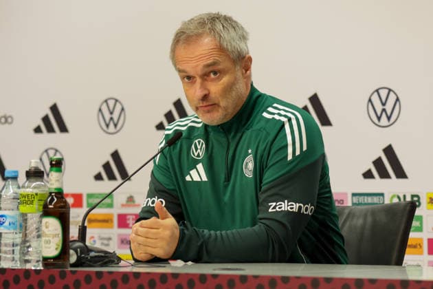 27.11.2025, xgrfx, Fussball DFB Medientermine, DFB Deutsche Frauennationalmannschaft - Training v.l. Christian Wück (Deutsche Frauennationalmannschaft) (DFL DFB REGULATIONS PROHIBIT ANY USE OF PHOTOGRAPHS as IMAGE SEQUENCES and or QUASI-VIDEO) Frankfurt am Main