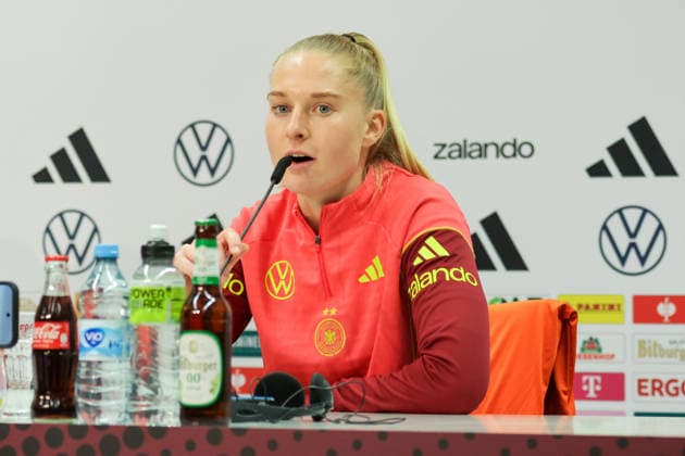 27.11.2025, xgrfx, Fussball DFB Medientermine, DFB Deutsche Frauennationalmannschaft - Training v.l. Janina Minge (Deutsche Frauennationalmannschaft) (DFL DFB REGULATIONS PROHIBIT ANY USE OF PHOTOGRAPHS as IMAGE SEQUENCES and or QUASI-VIDEO) Frankfurt am Main