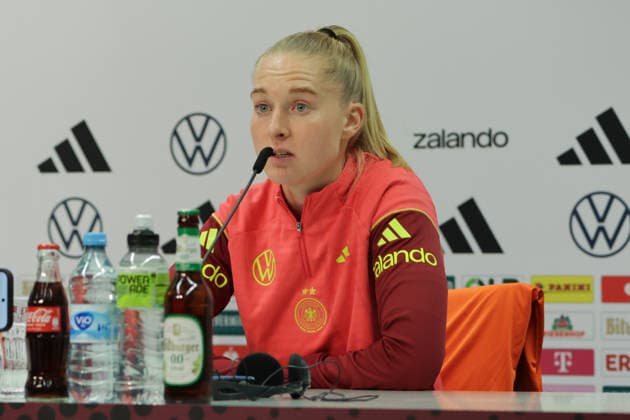 27.11.2025, xgrfx, Fussball DFB Medientermine, DFB Deutsche Frauennationalmannschaft - Training v.l. Janina Minge (Deutsche Frauennationalmannschaft) (DFL DFB REGULATIONS PROHIBIT ANY USE OF PHOTOGRAPHS as IMAGE SEQUENCES and or QUASI-VIDEO) Frankfurt am Main