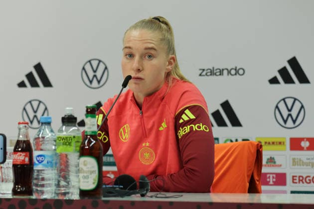 27.11.2025, xgrfx, Fussball DFB Medientermine, DFB Deutsche Frauennationalmannschaft - Training v.l. Janina Minge (Deutsche Frauennationalmannschaft) (DFL DFB REGULATIONS PROHIBIT ANY USE OF PHOTOGRAPHS as IMAGE SEQUENCES and or QUASI-VIDEO) Frankfurt am Main