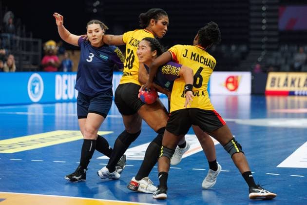 Aida Zhaparova (Kasachstan) im Zweikampf mit Albertina Da Cruz Kassoma (Angola) und Juliana Jose Machado (Angola) , Angola vs Kasachstan, Handball, IHF Handball Weltmeisterschaft der Frauen, 1. Spieltag, 27.11.2025 Angola vs Kasachstan, Handball, IHF Handball Weltmeisterschaft der Frauen, 1. Spieltag, 27.11.2025 Copyright: xEibner-Pressefoto AlexanderxNeisx EP_ANS