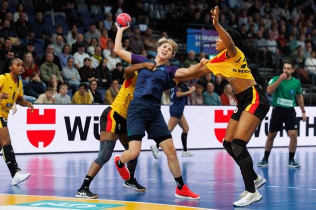 Irina Khassakhanova (Kasachstan) im Zweikampf mit Albertina Da Cruz Kassoma (Angola) und Vilma Pegado Nenganga (Angola), Angola vs Kasachstan, Handball, IHF Handball Weltmeisterschaft der Frauen, 1. Spieltag, 27.11.2025 Angola vs Kasachstan, Handball, IHF Handball Weltmeisterschaft der Frauen, 1. Spieltag, 27.11.2025 Copyright: xEibner-Pressefoto AlexanderxNeisx EP_ANS
