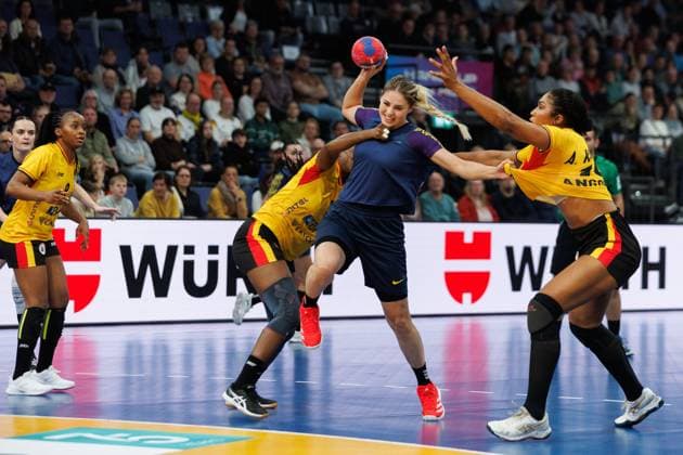 Irina Khassakhanova (Kasachstan) im Zweikampf mit Albertina Da Cruz Kassoma (Angola) und Vilma Pegado Nenganga (Angola), Angola vs Kasachstan, Handball, IHF Handball Weltmeisterschaft der Frauen, 1. Spieltag, 27.11.2025 Angola vs Kasachstan, Handball, IHF Handball Weltmeisterschaft der Frauen, 1. Spieltag, 27.11.2025 Copyright: xEibner-Pressefoto AlexanderxNeisx EP_ANS