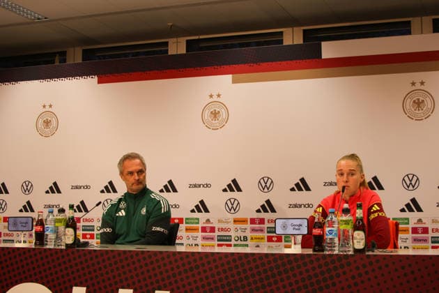 Kaiserslautern, Deutschland 27. November 2025: UEFA Nations League Women - Abschluss PK - 2025 - Deutschland vs. Spanien Im Bild: v.li. Bundestrainer Christian Wück Wueck (Deutschland) und Janina Minge (Deutschland) bei der Abschluss-PK in Kaiserslautern Fritz-Walter-Stadion Rheinland Pfalz Copyright: xFotostandx xFantinix