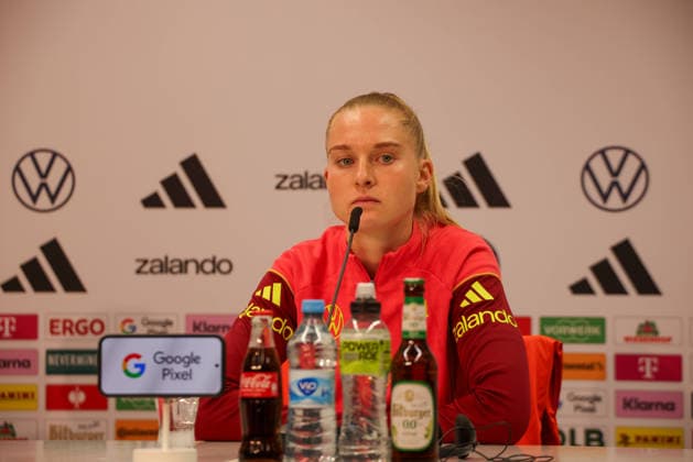Kaiserslautern, Deutschland 27. November 2025: UEFA Nations League Women - Abschluss PK - 2025 - Deutschland vs. Spanien Im Bild: Janina Minge (Deutschland) bei der Abschluss-PK in Kaiserslautern Fritz-Walter-Stadion Rheinland Pfalz Copyright: xFotostandx xFantinix