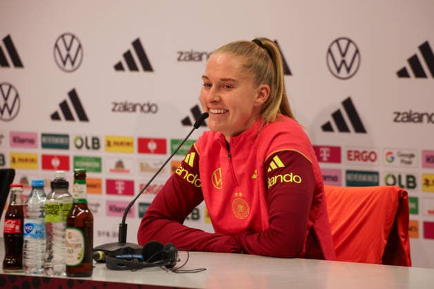 Kaiserslautern, Deutschland 27. November 2025: UEFA Nations League Women - Abschluss PK - 2025 - Deutschland vs. Spanien Im Bild: Janina Minge (Deutschland) bei der Abschluss-PK in Kaiserslautern Fritz-Walter-Stadion Rheinland Pfalz Copyright: xFotostandx xFantinix