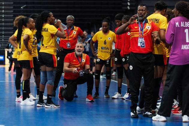 Carlos Viver Arza (Trainer Angola) in der Auszeitansprache, Angola vs Kasachstan, Handball, IHF Handball Weltmeisterschaft der Frauen, 1. Spieltag, 27.11.2025 Angola vs Kasachstan, Handball, IHF Handball Weltmeisterschaft der Frauen, 1. Spieltag, 27.11.2025 Copyright: xEibner-Pressefoto AlexanderxNeisx EP_ANS