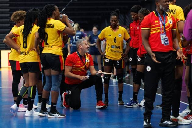 Carlos Viver Arza (Trainer Angola) in der Auszeitansprache, Angola vs Kasachstan, Handball, IHF Handball Weltmeisterschaft der Frauen, 1. Spieltag, 27.11.2025 Angola vs Kasachstan, Handball, IHF Handball Weltmeisterschaft der Frauen, 1. Spieltag, 27.11.2025 Copyright: xEibner-Pressefoto AlexanderxNeisx EP_ANS