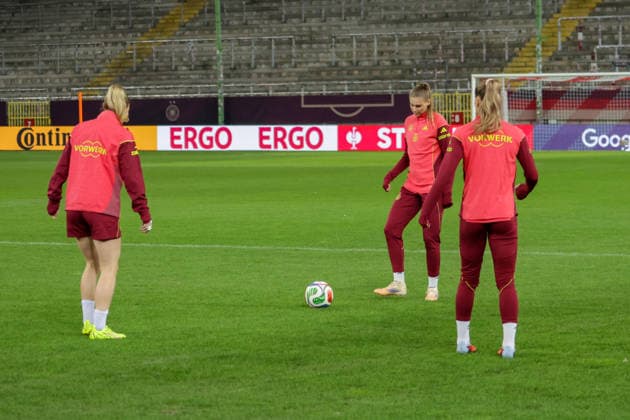 27.11.2025, xgrfx, Fussball DFB Medientermine, DFB Deutsche Frauennationalmannschaft - Training v.l. Sarai Linder, Jule Brand, Selina Cerci (Deutsche Frauennationalmannschaft) (DFL DFB REGULATIONS PROHIBIT ANY USE OF PHOTOGRAPHS as IMAGE SEQUENCES and or QUASI-VIDEO) Frankfurt am Main