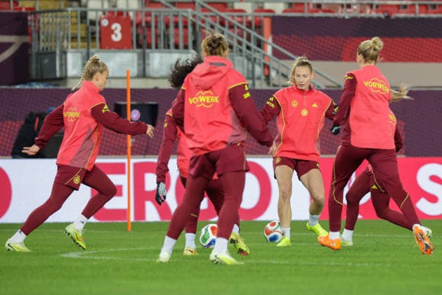 27.11.2025, xgrfx, Fussball DFB Medientermine, DFB Deutsche Frauennationalmannschaft - Training v.l. Sarai Linder (Deutsche Frauennationalmannschaft) (DFL DFB REGULATIONS PROHIBIT ANY USE OF PHOTOGRAPHS as IMAGE SEQUENCES and or QUASI-VIDEO) Frankfurt am Main