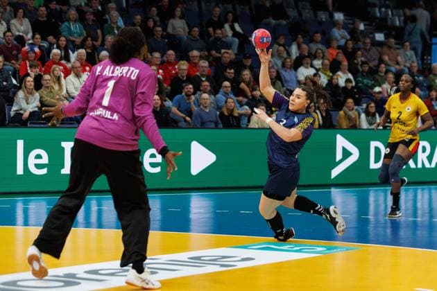 Mariya Sitnikova (Kasachstan) gegen Marta Samuel Alberto (Angola), Angola vs Kasachstan, Handball, IHF Handball Weltmeisterschaft der Frauen, 1. Spieltag, 27.11.2025 Angola vs Kasachstan, Handball, IHF Handball Weltmeisterschaft der Frauen, 1. Spieltag, 27.11.2025 Copyright: xEibner-Pressefoto AlexanderxNeisx EP_ANS