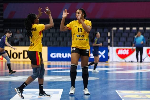 Vilma Pegado Nenganga (Angola) und Albertina Da Cruz Kassoma (Angola), Angola vs Kasachstan, Handball, IHF Handball Weltmeisterschaft der Frauen, 1. Spieltag, 27.11.2025 Angola vs Kasachstan, Handball, IHF Handball Weltmeisterschaft der Frauen, 1. Spieltag, 27.11.2025 Copyright: xEibner-Pressefoto AlexanderxNeisx EP_ANS