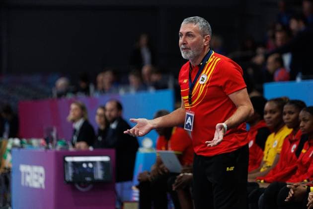 Carlos Viver Arza (Trainer Angola) an der Seitenlinie, Angola vs Kasachstan, Handball, IHF Handball Weltmeisterschaft der Frauen, 1. Spieltag, 27.11.2025 Angola vs Kasachstan, Handball, IHF Handball Weltmeisterschaft der Frauen, 1. Spieltag, 27.11.2025 Copyright: xEibner-Pressefoto AlexanderxNeisx EP_ANS