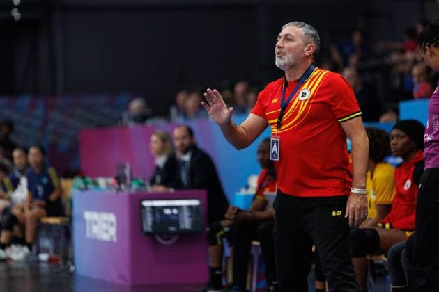 Carlos Viver Arza (Trainer Angola) an der Seitenlinie, Angola vs Kasachstan, Handball, IHF Handball Weltmeisterschaft der Frauen, 1. Spieltag, 27.11.2025 Angola vs Kasachstan, Handball, IHF Handball Weltmeisterschaft der Frauen, 1. Spieltag, 27.11.2025 Copyright: xEibner-Pressefoto AlexanderxNeisx EP_ANS