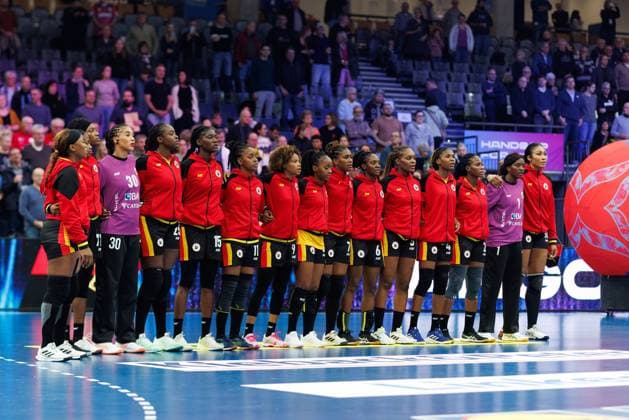 die Mannschaft von Angola bei der Nationalhymne, Angola vs Kasachstan, Handball, IHF Handball Weltmeisterschaft der Frauen, 1. Spieltag, 27.11.2025 Angola vs Kasachstan, Handball, IHF Handball Weltmeisterschaft der Frauen, 1. Spieltag, 27.11.2025 Copyright: xEibner-Pressefoto AlexanderxNeisx EP_ANS