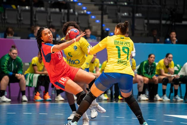 Handball I Frauen I Weltmeisterschaft I Vorrunde I 1. Spieltag I Brasilien - Kuba I 27.11.2025 Lorena Aide Tellez Delgado (18, Kuba) im Wurf Stuttgart Porsche Arena Baden-Württemberg Deutschland Copyright: xLobeca MaxxPetershansx