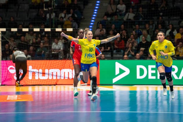 Handball I Frauen I Weltmeisterschaft I Vorrunde I 1. Spieltag I Brasilien - Kuba I 27.11.2025 Jessica Quintino Ribeiro (10, Brasilien) jubelt Stuttgart Porsche Arena Baden-Württemberg Deutschland Copyright: xLobeca MaxxPetershansx