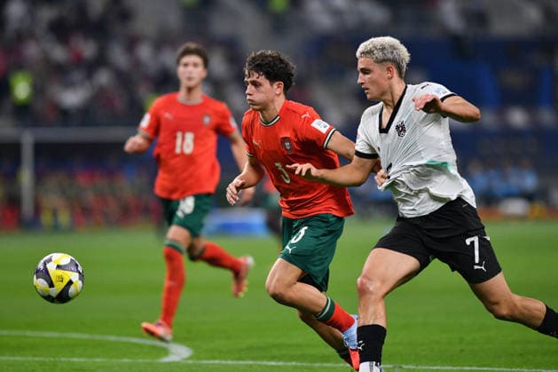 SOCCER - 2025 FIFA U17, U 17 World Cup DOHA,QATAR,27.NOV.25 - SOCCER - FIFA Under 17 World Cup Qatar 2025, final, Portugal vs Austria. Image shows Martim Chelmik (POR) and Nicolas Jozepovic (AUT).  GEPAxpictures xRanjithxKumar