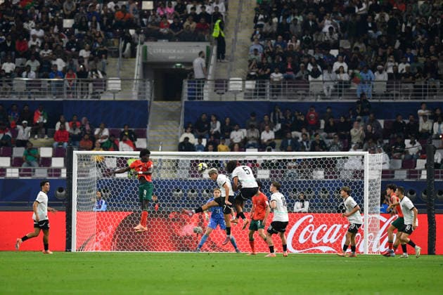 SOCCER - 2025 FIFA U17, U 17 World Cup DOHA,QATAR,27.NOV.25 - SOCCER - FIFA Under 17 World Cup Qatar 2025, final, Portugal vs Austria. Image shows Anisio Cabral (POR), Daniel Posch and Ifeanyi Ndukwe (AUT).  GEPAxpictures xRanjithxKumar