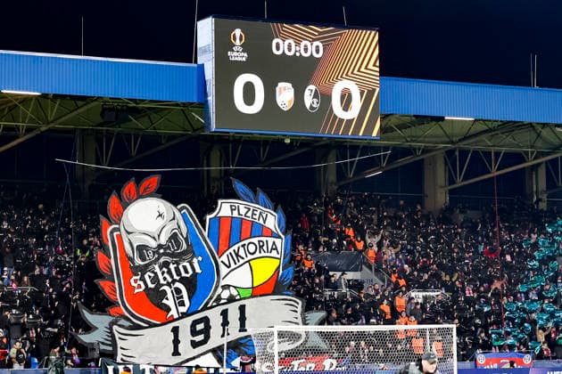 Fanblock und Anzeigetafel vor Spielbeginn , Tschechien, Fussball, UEFA Europa League, 5. Spieltag, 2025 2026, Viktoria Pilsen vs. SC Freiburg, 27.11.2025, Stadion mesta Plzne, Pilsen, Tschechien Pilsen Stadion mesta Plzne Tschechien Copyright: xGrantxHubbsx