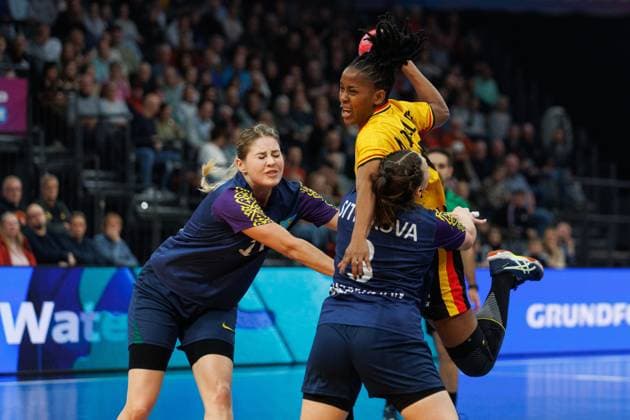 Marilia Jacinta Jose Quizelete (Angola) im Zweikampf mit Irina Khassakhanova (Kasachstan) und Mariya Sitnikova (Kasachstan), Angola vs Kasachstan, Handball, IHF Handball Weltmeisterschaft der Frauen, 1. Spieltag, 27.11.2025 Angola vs Kasachstan, Handball, IHF Handball Weltmeisterschaft der Frauen, 1. Spieltag, 27.11.2025 Copyright: xEibner-Pressefoto AlexanderxNeisx EP_ANS