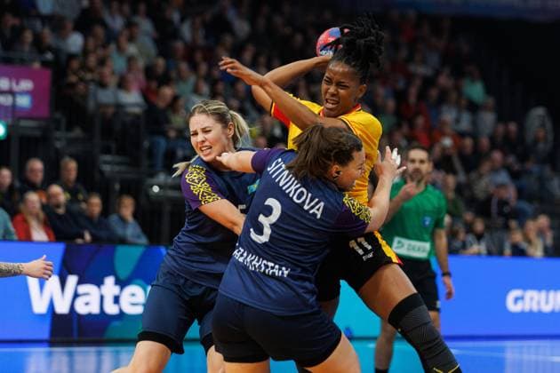 Marilia Jacinta Jose Quizelete (Angola) im Zweikampf mit Irina Khassakhanova (Kasachstan) und Mariya Sitnikova (Kasachstan), Angola vs Kasachstan, Handball, IHF Handball Weltmeisterschaft der Frauen, 1. Spieltag, 27.11.2025 Angola vs Kasachstan, Handball, IHF Handball Weltmeisterschaft der Frauen, 1. Spieltag, 27.11.2025 Copyright: xEibner-Pressefoto AlexanderxNeisx EP_ANS