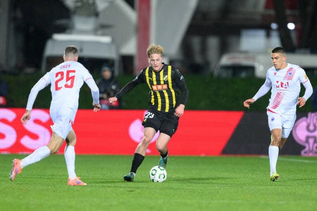 251127 Olle Samuelsson of Häcken against Mario CuÅ¾e and Borna Filipovic of Zrinjski Mostar during the UEFA Conference League between Zrinjski Mostar and Häcken on November 27, 2025 in Mostar. Photo: Daniel Stiller BILDBYRAN kod DS DS0531 fotboll football soccer fotball uefa conference league conference league zrinjski mostar häcken bbeng bbauto Copyright: DANIELxSTILLER BB251127DS008