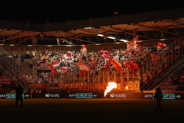 Feuer Show vor dem Gästeblock, Fans, Ultras , Äaeska republika, Tschechische Republik, Fussball, UEFA Europa League, 5.Spieltag, Ligaphase, 2025 2026, FC Viktoria Pilsen vs. SC Freiburg, 27.11.2025, Doosan Arena, Plzeň, Pilsen, Äaeska republika, Tschechische Republik Plzeň, Pilsen Doosan Arena Plzeňský kraj, Pilsner Region Äaeska republika, Tschechische Republik Copyright: xArnexAmbergx