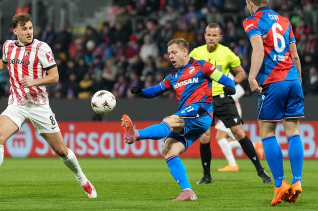 MatÄ›j Vydra Matej Vydra (FC Viktoria Plzeň, Viktoria Pilsen, 11) am Ball , Äaeska republika, Tschechische Republik, Fussball, UEFA Europa League, 5.Spieltag, Ligaphase, 2025 2026, FC Viktoria Pilsen vs. SC Freiburg, 27.11.2025, Doosan Arena, Plzeň, Pilsen, Äaeska republika, Tschechische Republik Plzeň, Pilsen Doosan Arena Plzeňský kraj, Pilsner Region Äaeska republika, Tschechische Republik Copyright: xArnexAmbergx