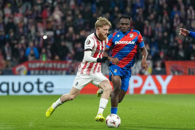 Jan-Niklas Beste (SC Freiburg, 19) im Zweikampf , Äaeska republika, Tschechische Republik, Fussball, UEFA Europa League, 5.Spieltag, Ligaphase, 2025 2026, FC Viktoria Pilsen vs. SC Freiburg, 27.11.2025, Doosan Arena, Plzeň, Pilsen, Äaeska republika, Tschechische Republik Plzeň, Pilsen Doosan Arena Plzeňský kraj, Pilsner Region Äaeska republika, Tschechische Republik Copyright: xArnexAmbergx