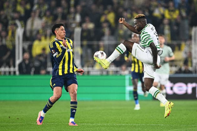 Fenerbahce v Ferencvarosi TC - UEFA Europa League ISTANBUL, TURKIYE - NOVEMBER 27: Edson Alvarez (L) of Fenerbahce in action against Bamidele Isa Yusuf (R) of Ferencvarosi TC during the UEFA Europa League week 5 match between Fenerbahce and Ferencvarosi TC at Chobani Stadium in Istanbul, Turkiye on November 27, 2025. Oguz Yeter Anadolu Istanbul Turkey. Editorial use only. Please get in touch for any other usage.  Copyright: x2025xAnadoluxOguzxYeterx