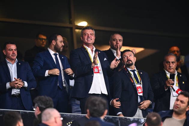 Fenerbahce v Ferencvarosi TC - UEFA Europa League ISTANBUL, TURKIYE - NOVEMBER 27: President of Fenerbahce Sadettin Saran (3rd L) follows the UEFA Europa League week 5 match between Fenerbahce and Ferencvarosi TC at Chobani Stadium in Istanbul, Turkiye on November 27, 2025. Oguz Yeter Anadolu Istanbul Turkey. Editorial use only. Please get in touch for any other usage.  Copyright: x2025xAnadoluxOguzxYeterx