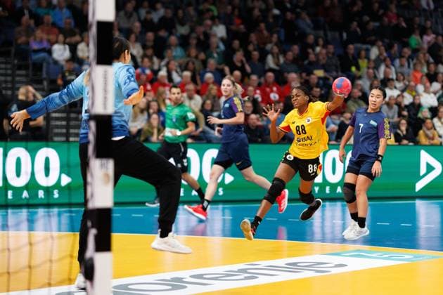 Balbina Cassova Afonsa Nunda (Angola) gegen Zhannat Aitenova (Kasachstan), Angola vs Kasachstan, Handball, IHF Handball Weltmeisterschaft der Frauen, 1. Spieltag, 27.11.2025 Angola vs Kasachstan, Handball, IHF Handball Weltmeisterschaft der Frauen, 1. Spieltag, 27.11.2025 Copyright: xEibner-Pressefoto AlexanderxNeisx EP_ANS