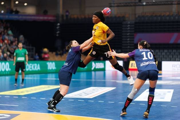 Bernadeth Carla Belo (Angola) im Zweikampf mit Mariya Sitnikova (Kasachstan) und Kristina Radayeva (Kasachstan), Angola vs Kasachstan, Handball, IHF Handball Weltmeisterschaft der Frauen, 1. Spieltag, 27.11.2025 Angola vs Kasachstan, Handball, IHF Handball Weltmeisterschaft der Frauen, 1. Spieltag, 27.11.2025 Copyright: xEibner-Pressefoto AlexanderxNeisx EP_ANS