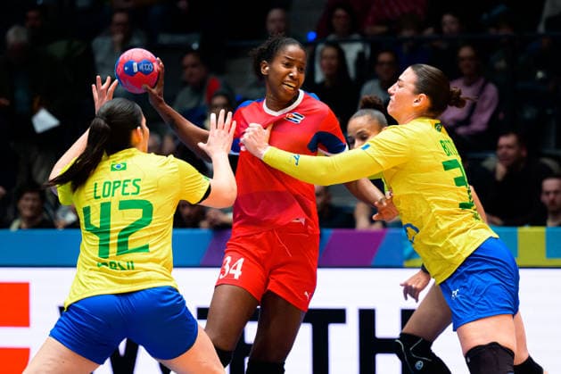 Handball, Frauen WM, Gruppe G: Brasilien - Kuba v.li. Jennifer Lopes dos Santos (Brasilien), Jennifer Toledo Abreu (Kuba), Garbiela Bitolo (Brasilien) Stuttgart Porsche Arena Baden-Württemberg Deutschland