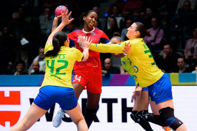 Handball, Frauen WM, Gruppe G: Brasilien - Kuba Jennifer Lopes dos Santos (Brasilien), Jennifer Toledo Abreu (Kuba), Garbiela Bitolo (Brasilien) Stuttgart Porsche Arena Baden-Württemberg Deutschland