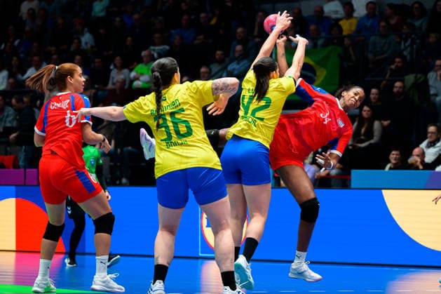Handball, Frauen WM, Gruppe G: Brasilien - Kuba v.li. Dianny Gonzalez Romero (Kuba), Marcela Arounian (Brasilien), Jennifer Lopes dos Santos (Brasilien), Jennifer Toledo Abreu (Kuba) Stuttgart Porsche Arena Baden-Württemberg Deutschland
