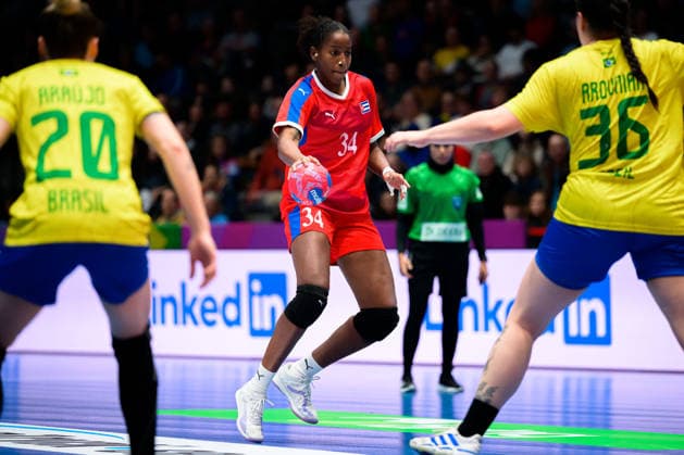 Handball, Frauen WM, Gruppe G: Brasilien - Kuba Jennifer Toledo Abreu (Kuba) Stuttgart Porsche Arena Baden-Württemberg Deutschland