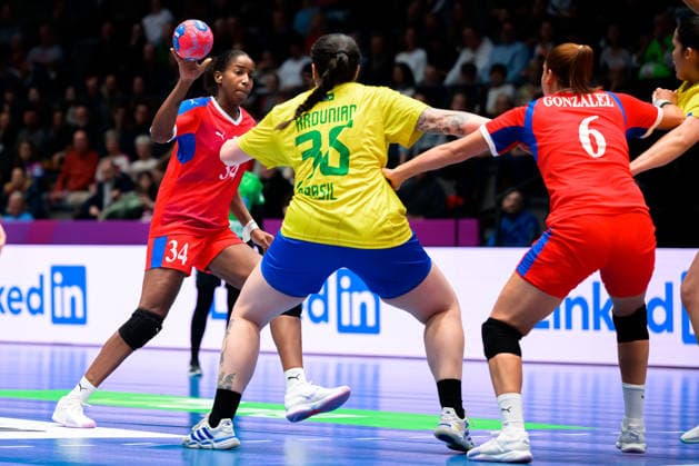 Handball, Frauen WM, Gruppe G: Brasilien - Kuba v.li. Jennifer Toledo Abreu (Kuba), Marcela Arounian (Brasilien), Dianny Gonzalez Romero (Kuba) Stuttgart Porsche Arena Baden-Württemberg Deutschland