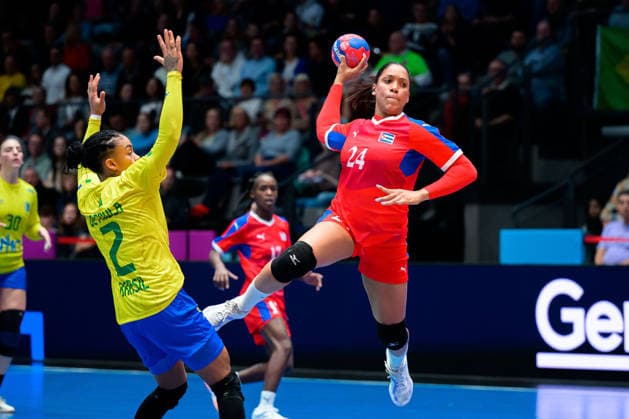 Handball, Frauen WM, Gruppe G: Brasilien - Kuba v.li. Bruna de Paula (Brasilien), Schakira Robert Reinoso (Kuba) Stuttgart Porsche Arena Baden-Württemberg Deutschland