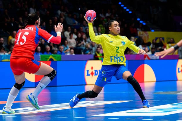 Handball, Frauen WM, Gruppe G: Brasilien - Kuba v.li. Odalys Escalona Iglesias (Kuba), Bruna de Paula (Brasilien) Stuttgart Porsche Arena Baden-Württemberg Deutschland
