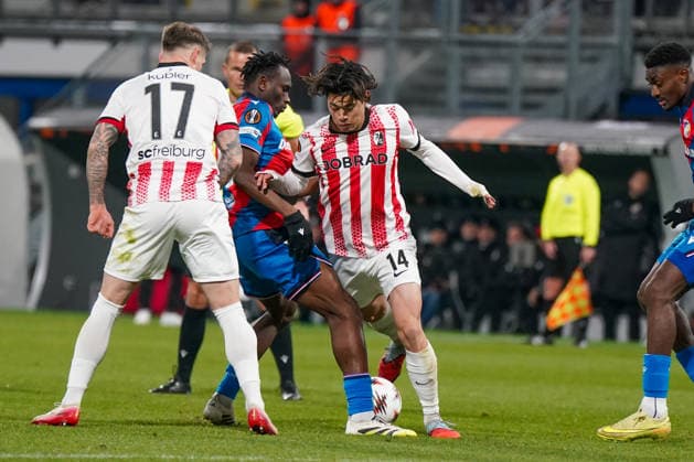 Fussball UEFA Europa League 2025 26, 5. Spieltag - Viktoria Pilsen vs SC Freiburg - Doosan Arena (Pilsen, Tschechien): Yuito Suzuki (SC Freiburg, 14) Pilsen PlzeÅˆskÃ½ kraj Tschechien Copyright: xJOERANxSTEINSIEKx